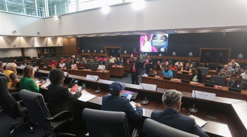 Enfermeiros denunciam em audiência pública na ALERJ violações de direitos no atendimento domiciliar