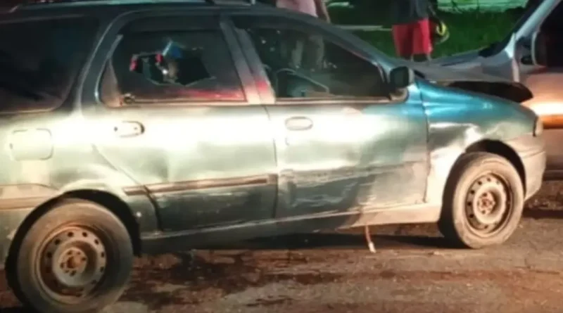 Colisão entre carros e dois ônibus na BR-101 deixa 12 feridos