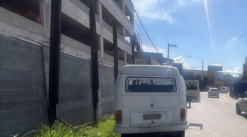 CCO de Mesquita flagra veículo furtado e carro é recuperado