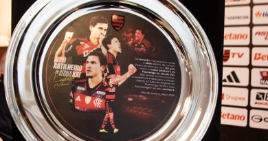 Pedro é homenageado por se tornar artilheiro do Flamengo no século: ‘Passa um filme na cabeça’