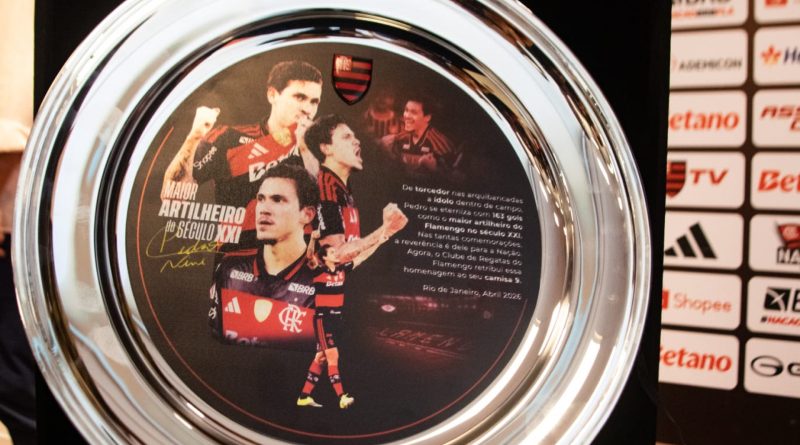 Pedro é homenageado por se tornar artilheiro do Flamengo no século: ‘Passa um filme na cabeça’