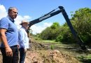 Prefeito de Campos Frederico Paes vistoria limpeza de canal no Parque Novo Eldorado