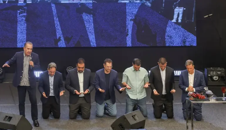 No Rio, Flávio vai a culto de Malafaia, que manda um abraço para Bolsonaro e confirma trégua após críticas