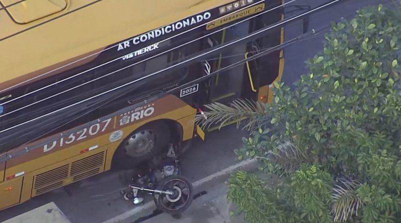 Acidente envolvendo moto e ônibus deixa uma pessoa morta em Padre Miguel