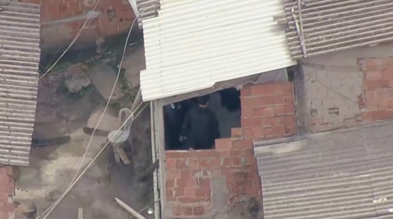 Mulher é resgatada após ser mantida refém na Pavuna