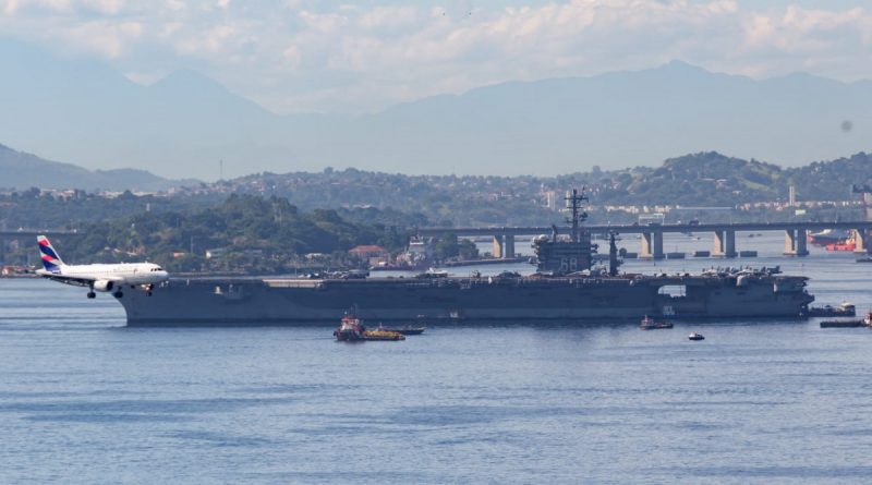 Porta-aviões dos EUA ancora na Baía de Guanabara e chama atenção com quase 330 m de extensão