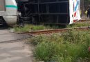 Trem colide com ônibus em Costa Barros e interdita linha férrea