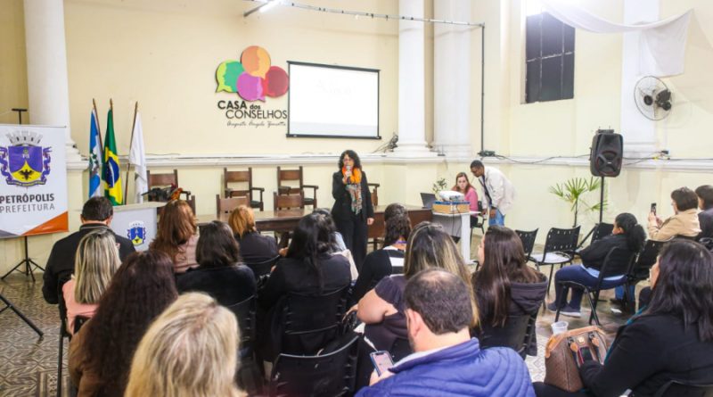 Petrópolis: Prefeitura, CMDCA e Conselho Tutelar promovem palestra para instituições que atendem crianças e adolescentes com deficiência