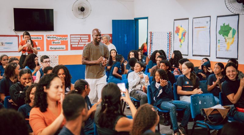 Feira do Livro de Itaboraí inicia programação no CIEP 452 com homenagem ao escritor Otávio Júnior