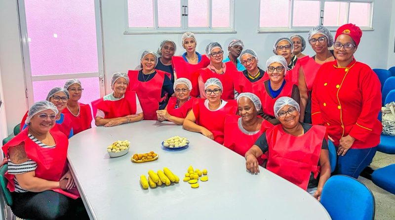 Mulheres aprendem produção de salgados em curso na Casa da Mulher Meritiense