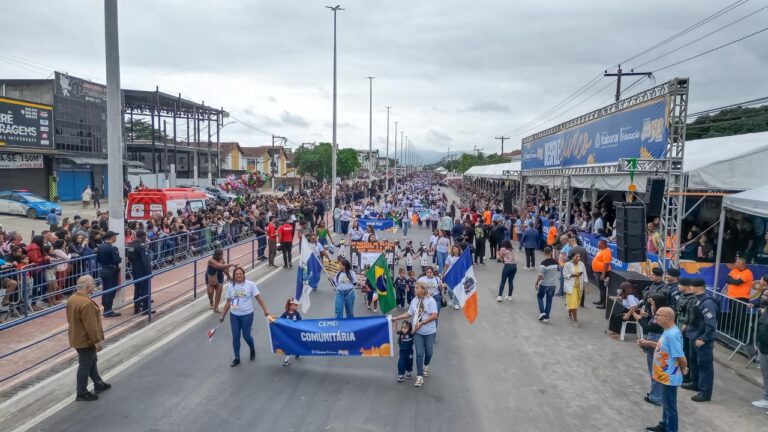 Itaboraí celebra 193 anos de emancipação com hasteamento das bandeiras e tradicional Desfile Cívico