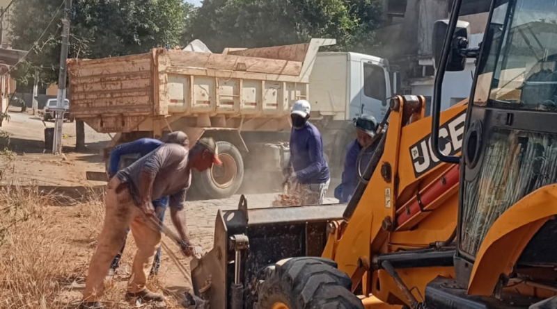 Secretarias de Urbanismo, Agricultura e Estradas juntas na limpeza urbana de Porciúncula