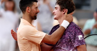 João Fonseca bate Djokovic de virada em maior vitória da carreira e vai às oitavas de Roland Garros
