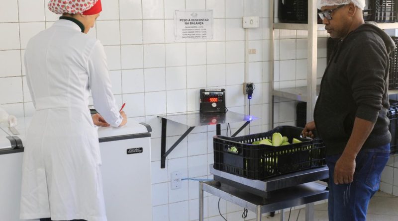 Alimentos que seriam descartados ajudam a transformar vidas em Volta Redonda