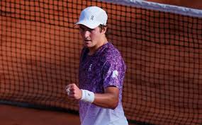 João Fonseca sofre no início, mas bate francês e avança em Roland Garros