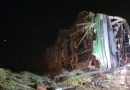 Ônibus com 40 passageiros tomba e deixa um morto em Minas