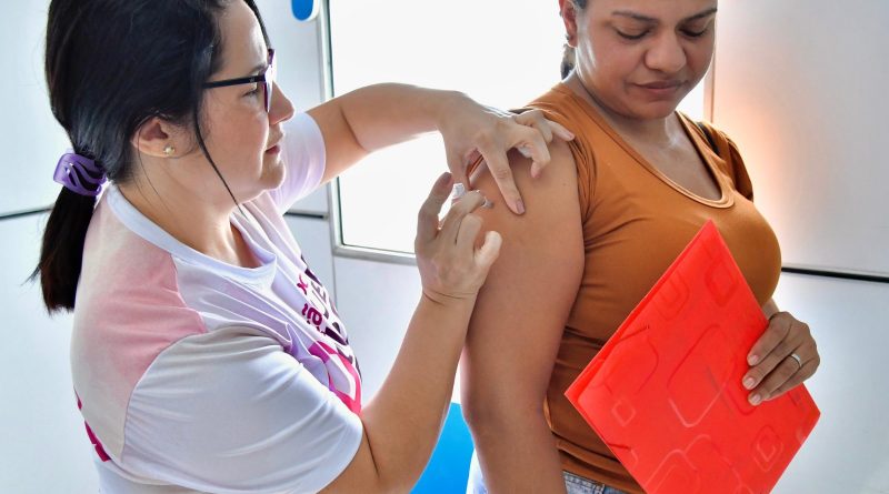 Ação na Praça do Wona reúne vacinação contra Influenza e Covid-19, antirrábica, fumacê e serviços de saúde neste sábado em Belford Roxo