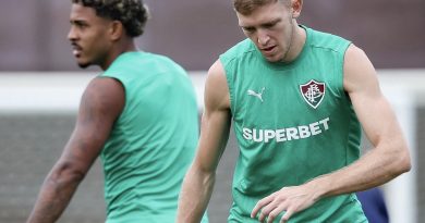 Jejum e bom momento de John Kennedy aumentam pressão sobre Castillo no Fluminense
