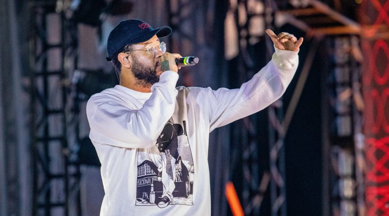 Maricá 212 anos: Emicida transforma Barra de Maricá em palco do rap nacional