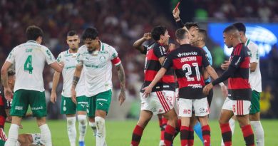 Carrascal se pronuncia e pede desculpas após expulsão em derrota do Flamengo