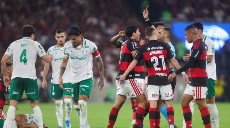 Carrascal se pronuncia e pede desculpas após expulsão em derrota do Flamengo