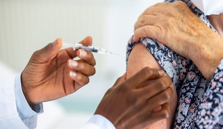 Governo do Brasil alerta que vacinação contra gripe deve ser intensificada antes do inverno