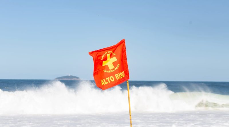 Banhistas ignoram alerta de ressaca e precisam de ajuda para sair do mar em Copacabana