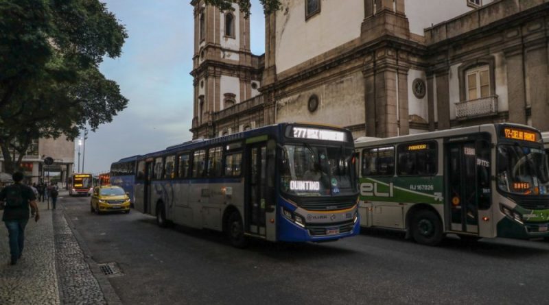 Motoristas de ônibus anunciam greve a partir de segunda-feira