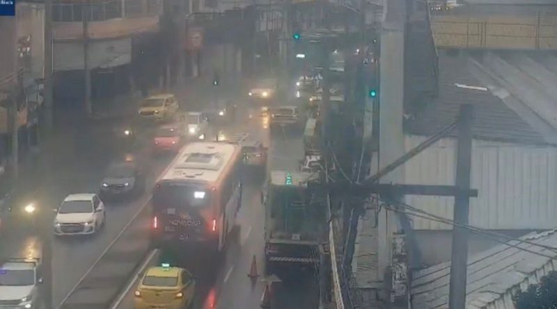 Acidente entre caminhão e ônibus interdita Avenida Dom Hélder Câmara, na Abolição
