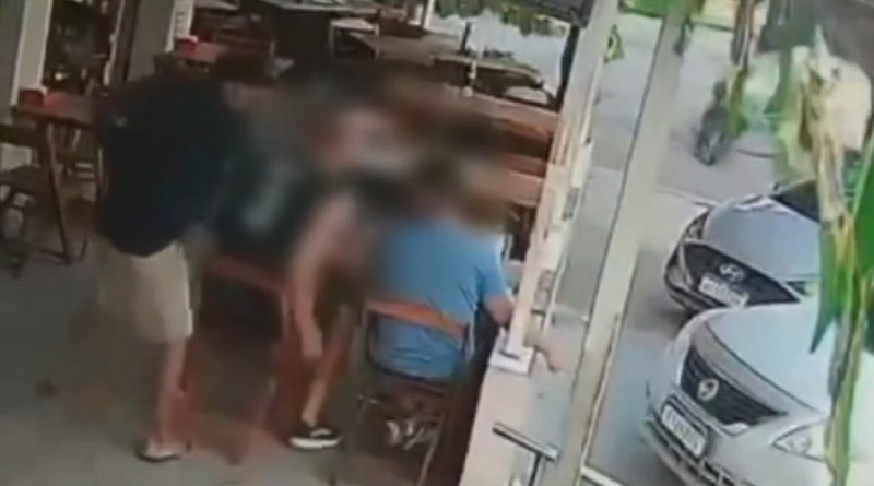 Ladrão morre após tentativa de assalto a policiais em restaurante