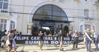 Torcedores do Vasco se manifestam em favor de Pedrinho em São Januário