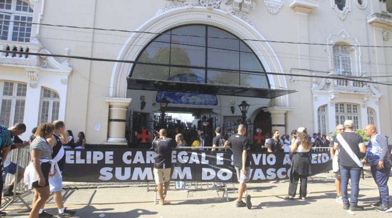 Torcedores do Vasco se manifestam em favor de Pedrinho em São Januário