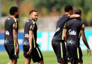 Neymar treina com bola na seleção brasileira e recebe batismo de companheiros