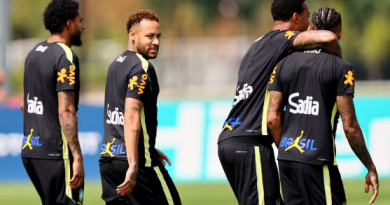 Neymar treina com bola na seleção brasileira e recebe batismo de companheiros