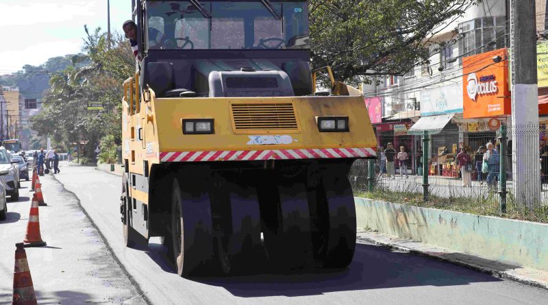 Prefeitura de Teresópolis faz operação tapa-buracos nos bairros e acompanha o asfaltamento da Reta
