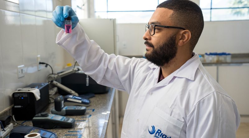 Rio+Saneamento doa equipamentos para novo laboratório de balneabilidade do Instituto Estadual do Ambiente