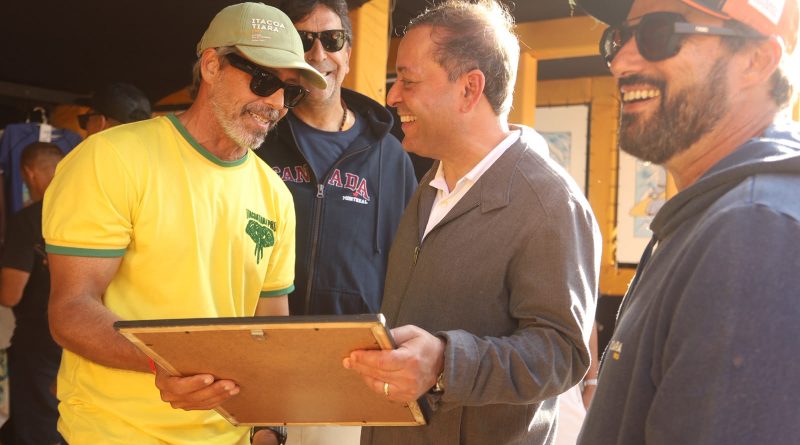 Prefeito de Niterói Rodrigo Neves participa da premiação do campeonato profissional de surfe do Itacoatiara Pro 2026