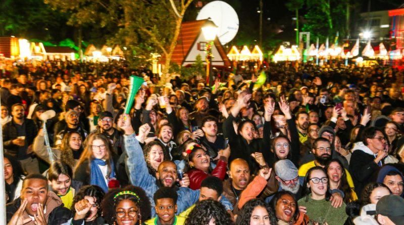 Petrópolis exibe jogos do Brasil na Copa durante a Bauernfest