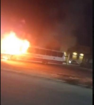 Confronto deixa dois mortos em Caxias; criminosos incendeiam ônibus