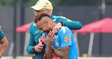Em rara condição de reserva, Neymar ganha elogios por postura e fortalece relação com Ancelotti