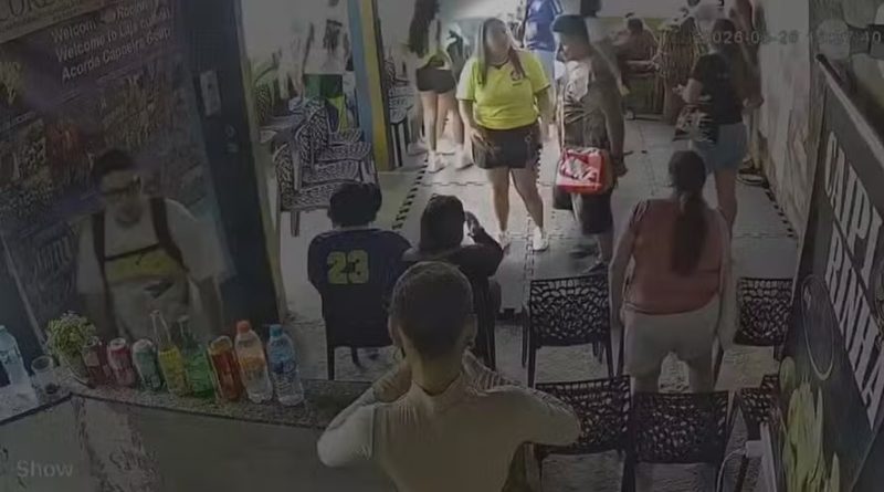 Colombiana é indiciada por injúria racial após oferecer banana a capoeirista na Rocinha; Polícia Civil pede inclusão na lista da Interpol