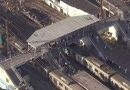 Passageiros desembarcam de trem em Marechal Hermes após acidente