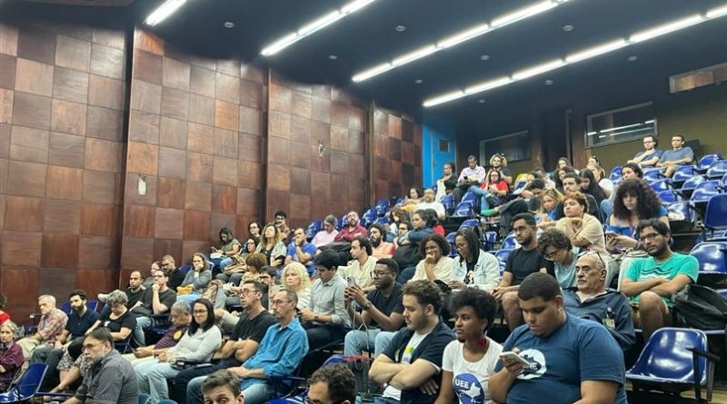 Comissão da ALERJ leva debate sobre reindustrialização à UERJ e reúne especialistas do setor