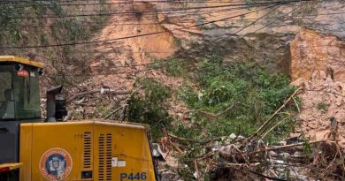 Cerca de 70 toneladas de terra são retiradas da Rocinha após deslizamento