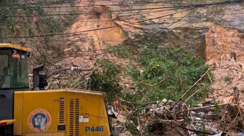 Cerca de 70 toneladas de terra são retiradas da Rocinha após deslizamento