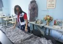 Alunos dos CRAS de Nova Iguaçu transformam cobertores em sobretudos para proteger população em situação de rua do frio