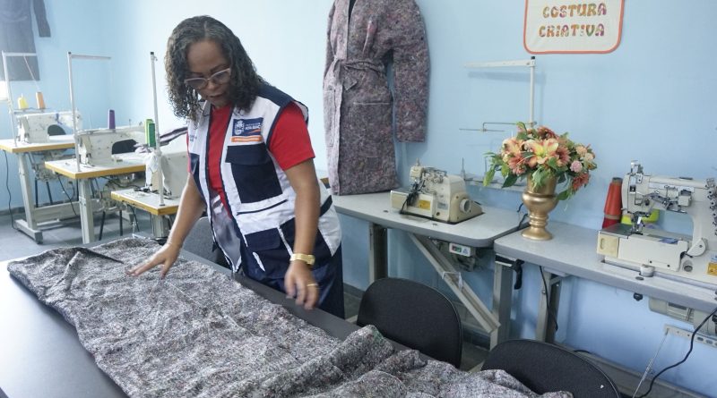 Alunos dos CRAS de Nova Iguaçu transformam cobertores em sobretudos para proteger população em situação de rua do frio