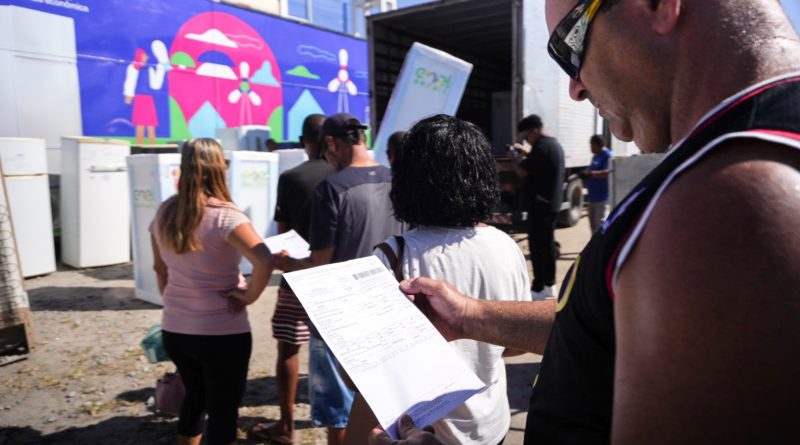 Enel Rio entrega 80 geladeiras para famílias de Niterói e Casimiro de Abreu
