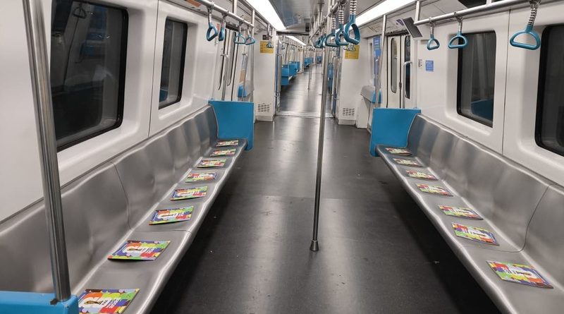 No dia da abertura da Copa do Mundo, passageiros são surpreendidos com álbuns e figurinhas gratuitas no MetrôRio