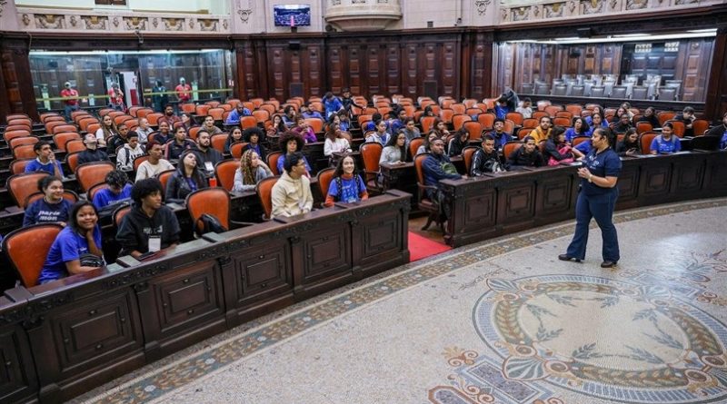 Visita ao palácio Tiradentes aproxima estudantes da Fundação Mudes da História Fluminense